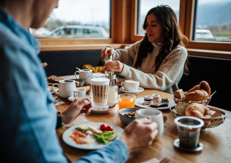 Überblick über die Tische im Restaurant für Brunch und Frühstück bei Villach