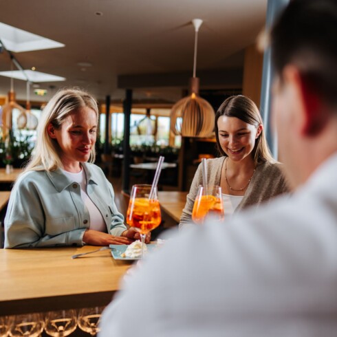 Ein Paar genießt einen Drink an der Bar der Eventlocation bei Villach